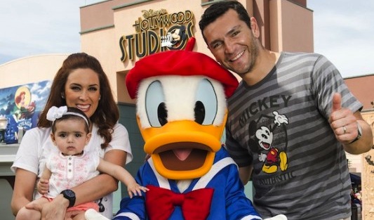 Jacky Bracamontes Se Divierte En Disney