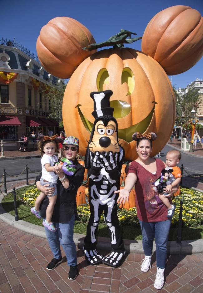 Las Tres Angélicas Se Divierten En #Disneyland
